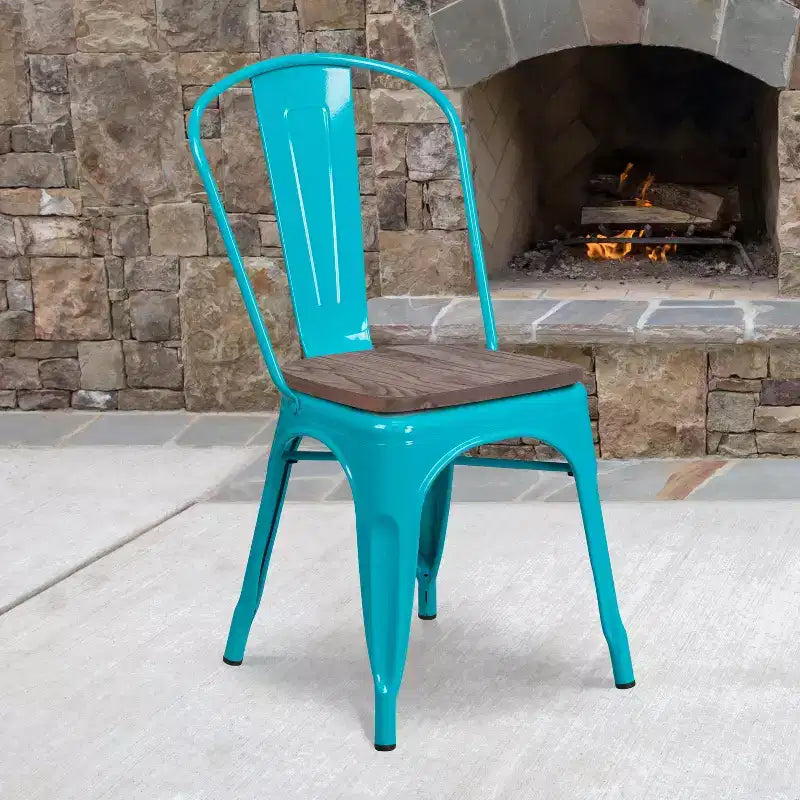 Chaise de salle à manger empilable en métal coloré avec assise en bois